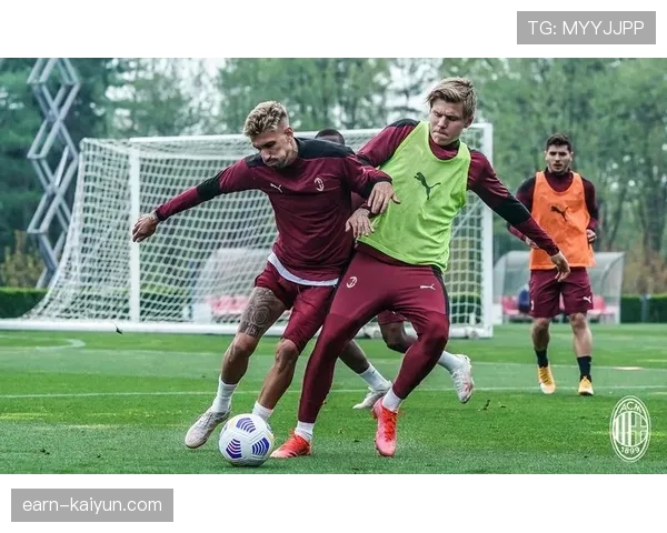 AC米兰举办公开训练，复活节假期吸引大量球迷观看